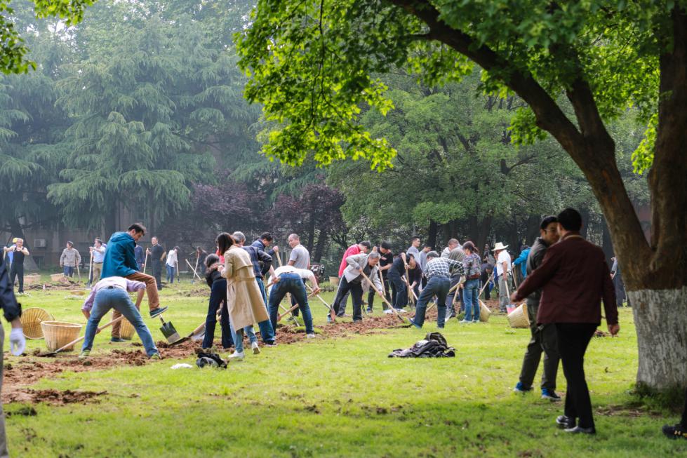 (忙碌的劳动者身影)